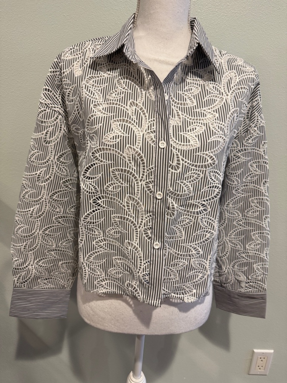LA DIOSA NWTS Women’s black & White Leaf Lace Button-Front top size large